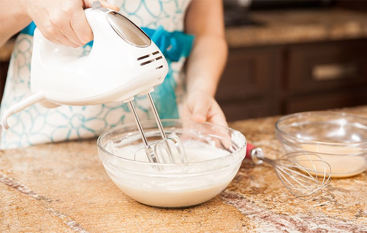 mengocok adonan bolu detail