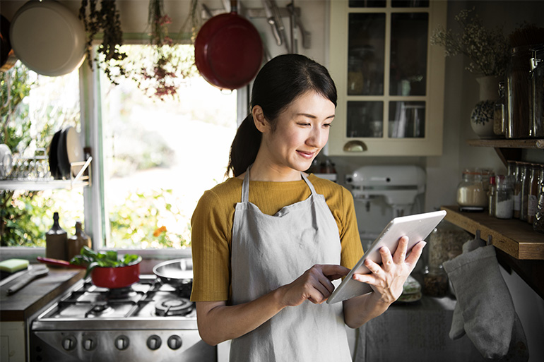 wanita karir memasak di rumah detail